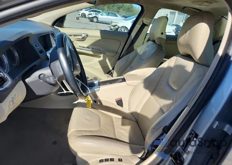 2013 Volvo S60 T5 z USA, uszkodzony, nr VIN YV1612FS1D2210770